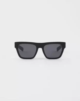 Gafas de sol con el logotipo de Prada