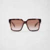 Gafas de sol con el logotipo de Prada