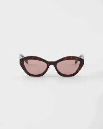 Gafas de sol con el logotipo de Prada