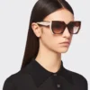Gafas de sol con el logotipo de Prada