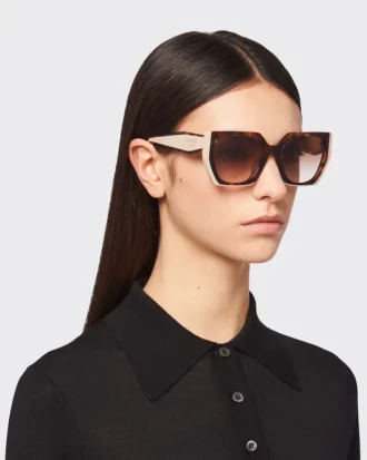 Gafas de sol con el logotipo de Prada