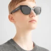 Gafas de sol con el logotipo de Prada