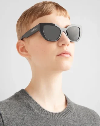Gafas de sol con el logotipo de Prada