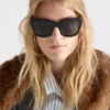 Gafas de sol con el logotipo de Prada