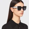 Gafas de sol con el logotipo de Prada