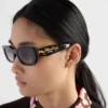 Gafas de sol con el logotipo de Prada