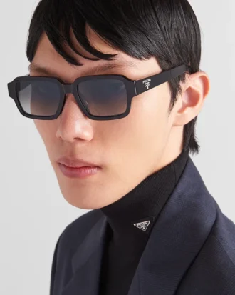 Gafas de sol con el logotipo de Prada