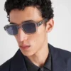 Gafas de sol con el logotipo de Prada Gafas de sol con el logotipo de Prada