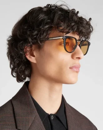 Gafas de sol con el logotipo de Prada