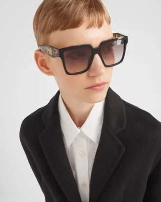 Gafas de sol con el logotipo de Prada