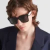 Gafas de sol con el logotipo de Prada