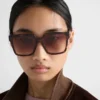 Gafas de sol con el logotipo de Prada