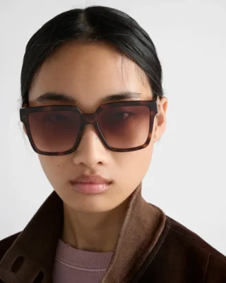 Gafas de sol con el logotipo de Prada