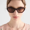 Gafas de sol con el logotipo de Prada
