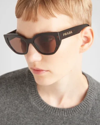 Gafas de sol con el logotipo de Prada