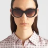 Gafas de sol con el logotipo de Prada
