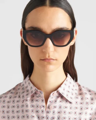 Gafas de sol con el logotipo de Prada