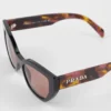 Gafas de sol con el logotipo de Prada