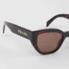 Gafas de sol con el logotipo de Prada