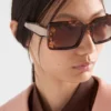 Gafas de sol con el logotipo de Prada