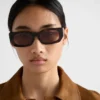 Gafas de sol con el logotipo de Prada