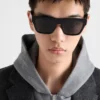 Gafas de sol con el logotipo de Prada Gafas de sol con el logotipo de Prada