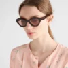 Gafas de sol con el logotipo de Prada
