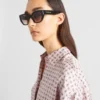 Gafas de sol con el logotipo de Prada