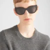 Gafas de sol con el logotipo de Prada