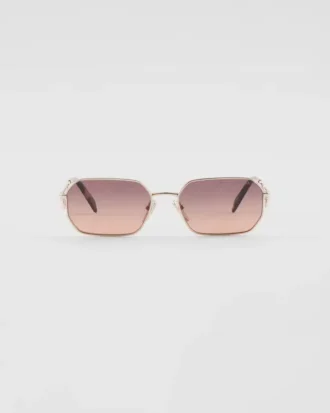 Gafas de sol con el logotipo triangular de Prada