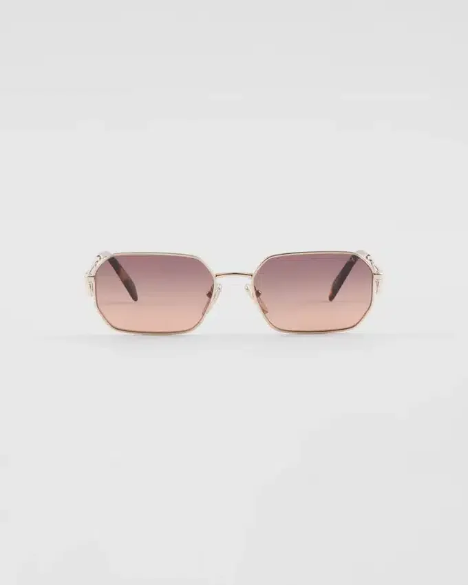Gafas de sol con el logotipo triangular de Prada Gafas de sol con el logotipo triangular de Prada