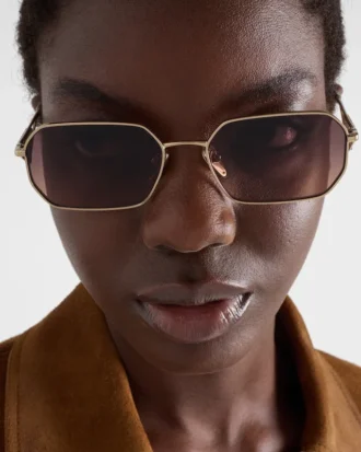 Gafas de sol con el logotipo triangular de Prada