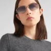 Gafas de sol con el logotipo triangular de Prada Gafas de sol con el logotipo triangular de Prada