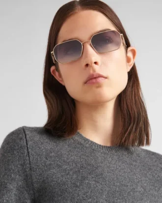 Gafas de sol con el logotipo triangular de Prada