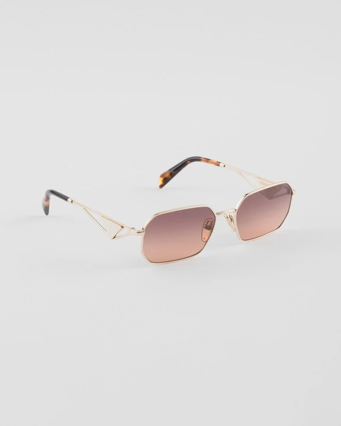 Gafas de sol con el logotipo triangular de Prada Gafas de sol con el logotipo triangular de Prada