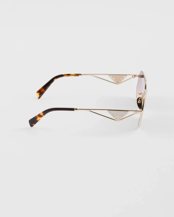 Gafas de sol con el logotipo triangular de Prada Gafas de sol con el logotipo triangular de Prada