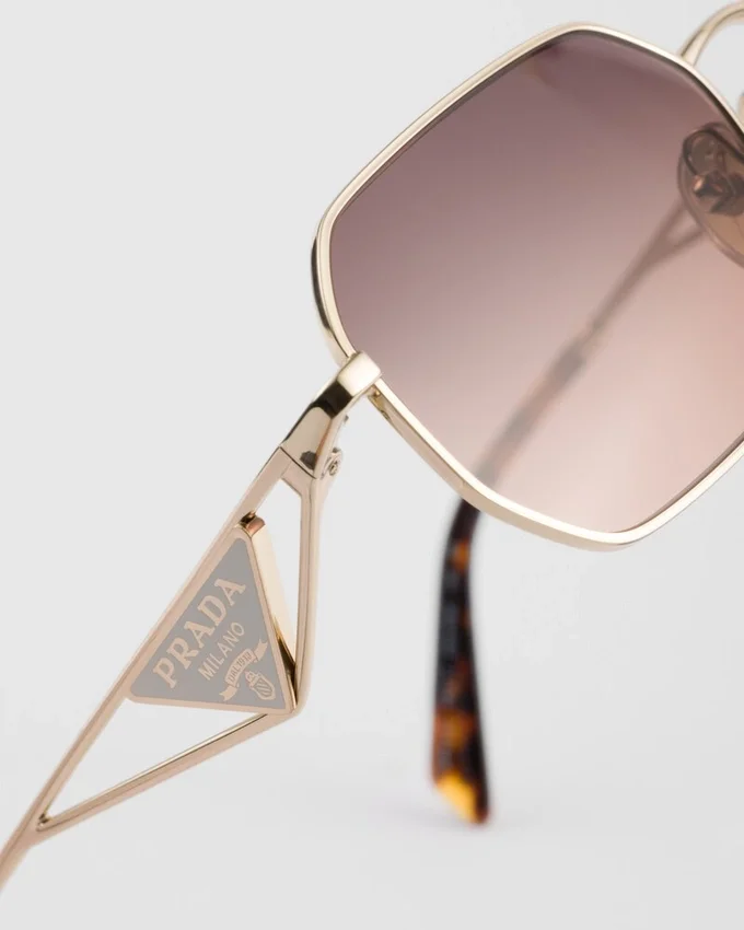 Gafas de sol con el logotipo triangular de Prada Gafas de sol con el logotipo triangular de Prada