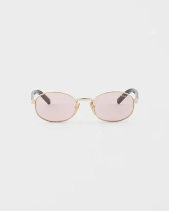 Gafas de sol con la icónica placa metálica
