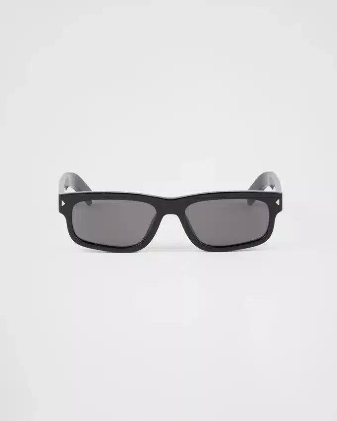Gafas de sol con la icónica placa metálica Gafas de sol con la icónica placa metálica