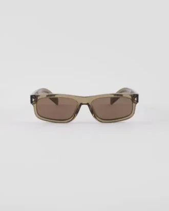Gafas de sol con la icónica placa metálica
