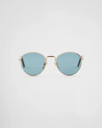 Gafas de sol con la icónica placa metálica