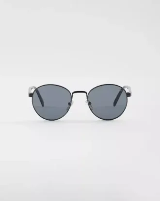 Gafas de sol con la icónica placa metálica