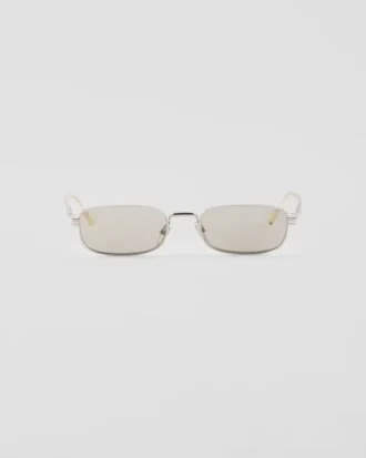 Gafas de sol con la icónica placa metálica
