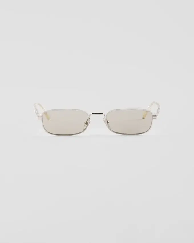 Gafas de sol con la icónica placa metálica Gafas de sol con la icónica placa metálica