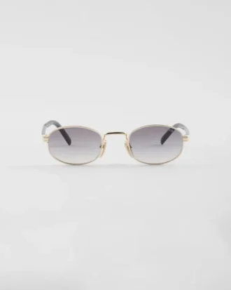 Gafas de sol con la icónica placa metálica