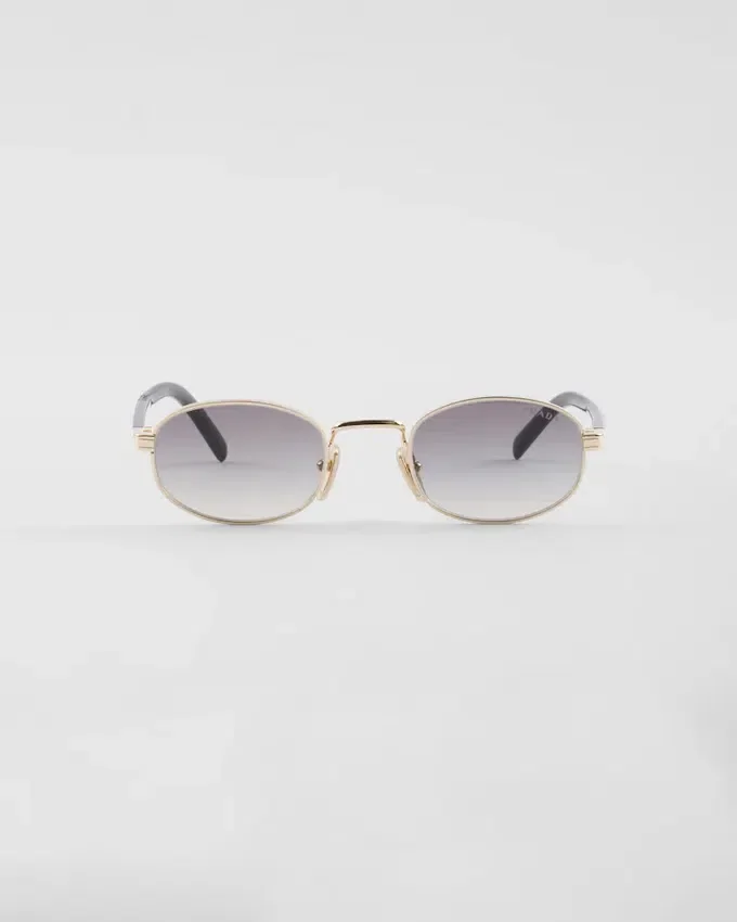 Gafas de sol con la icónica placa metálica Gafas de sol con la icónica placa metálica