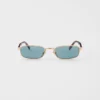 Gafas de sol con la icónica placa metálica