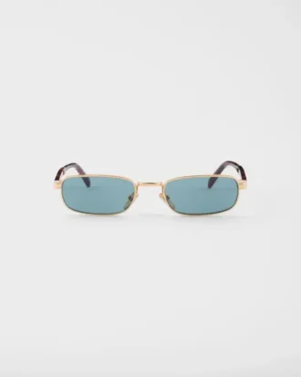 Gafas de sol con la icónica placa metálica