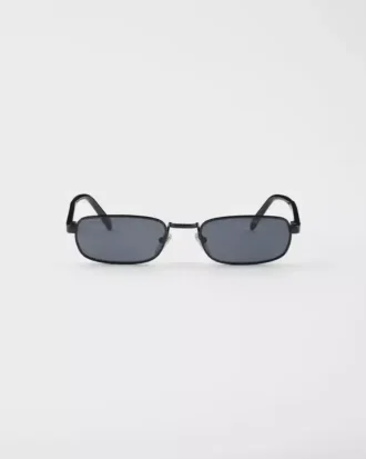 Gafas de sol con la icónica placa metálica