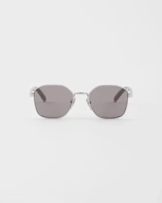 Gafas de sol con la icónica placa metálica